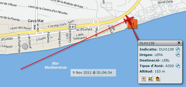 Avi aproximant-se a l'aeroport de Barcelona-El Prat per aterrar a la tercera pista, en configuraci est, sobrevolant Gav Mar dins de l'horari nocturn i amb un elevadssim impacte acstic (9 Novembre 2011 - 01:06h)